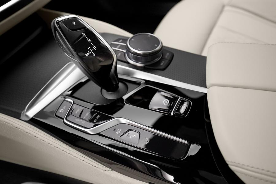 Детали интерьера BMW 530e xDrive M Sport (G30) 2020 года  (WW) (фото 41 из 78)